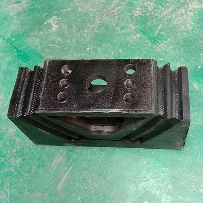 Tekerlek Sürüş Sistemi Parçaları Sinotruk HOWO Kamyon Motoru Bracket Kauçuk Montajı Az9725590031